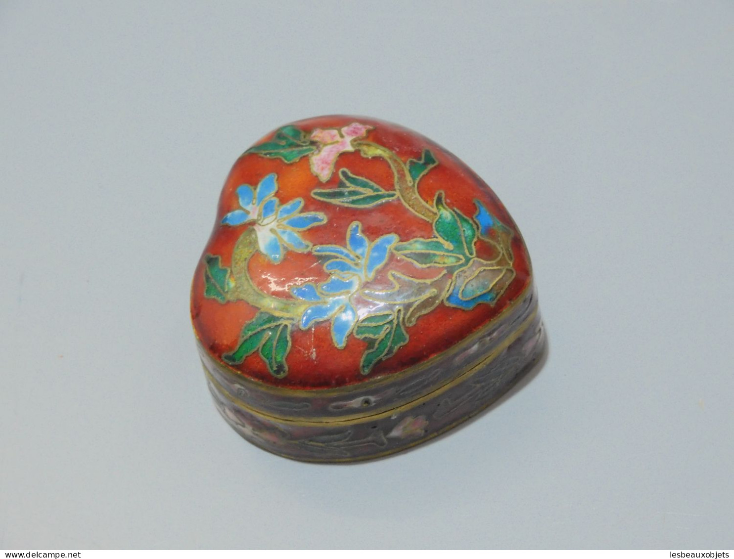 - PETITE BOITE A PILULES EMAUX Cloisonnés émail forme COEUR fond Rouge Vitrine  E