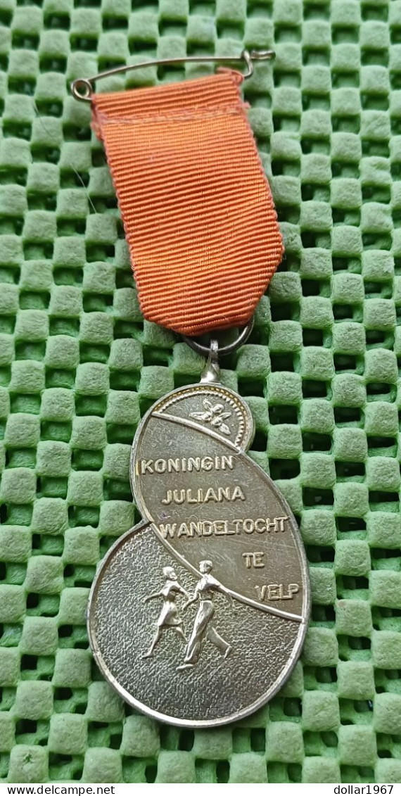 Medaille -   Koningin Juliana Wandeltocht Te Velp.   -  Original Foto  !!  Medallion  Dutch - Monarquía/ Nobleza