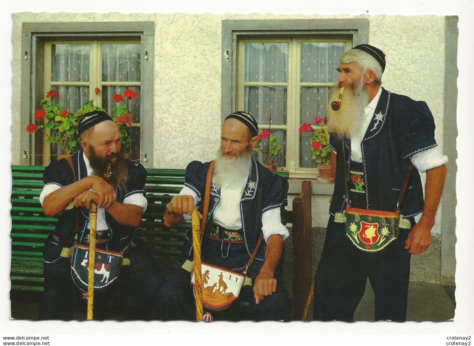 Suisse Fribourg Les BARBUS De La Gruyère N°3521 3 Hommes Avec Pipes Cannes Et Costumes Folklore VOIR DOS - Fribourg