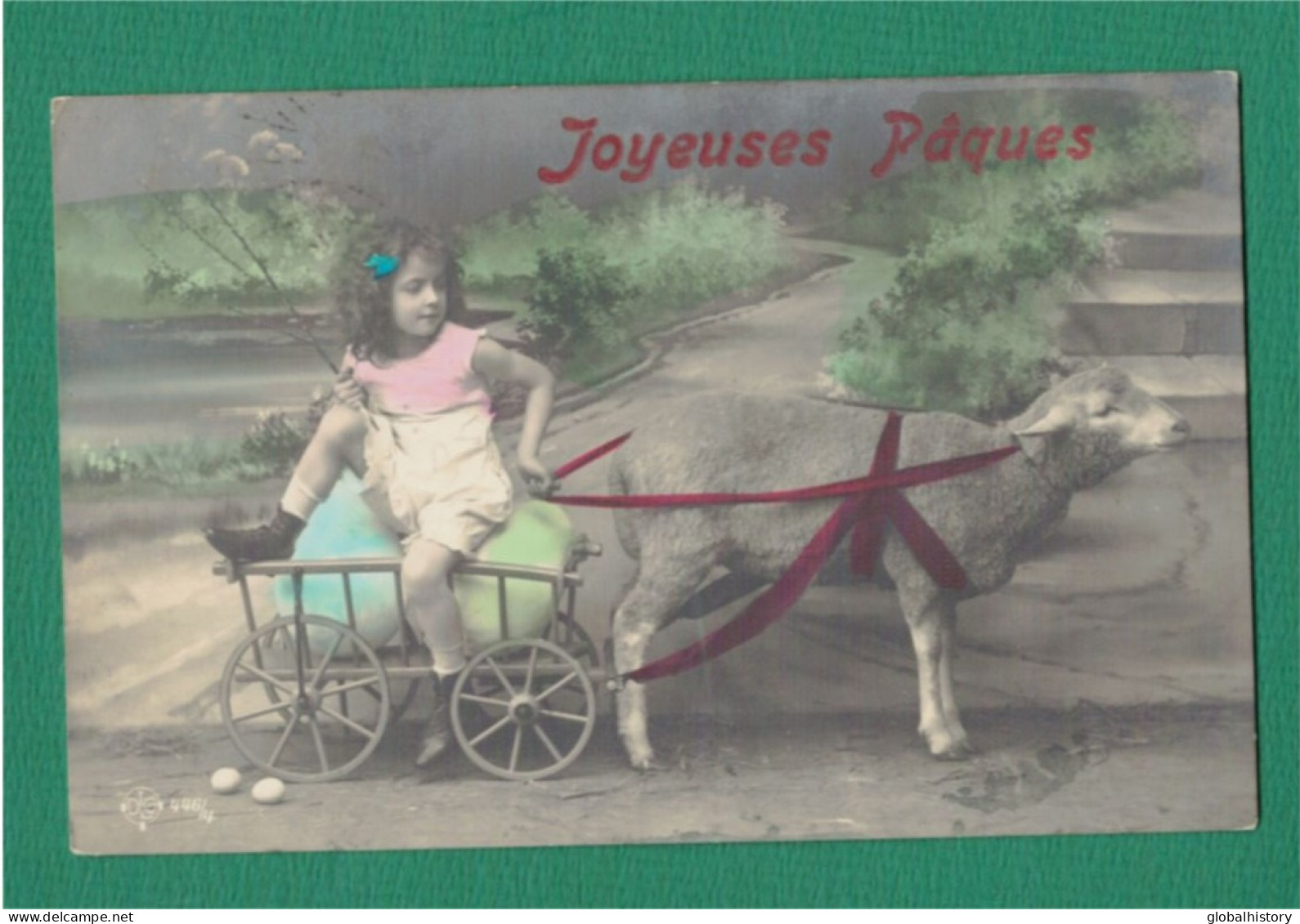 XB1186 JEUNE FILLE, ENFANT, GIRL FAMOUS MODEL LITTLE GRETE REINWALD IN CART SITS ON A EASTER EGG RPPC - Ritratti