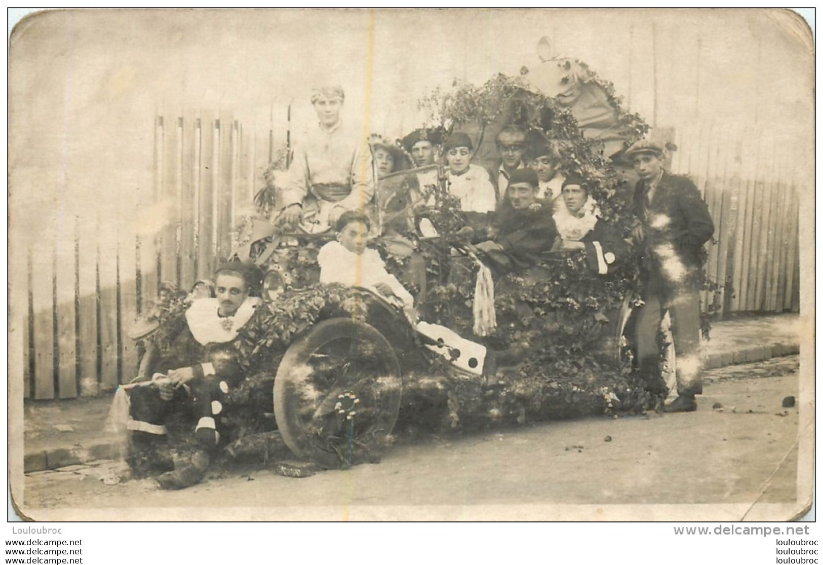 CARTE PHOTO D'UNE FETE  VOITURE FLEURIE  LIEU NON IDENTIFIE - To Identify