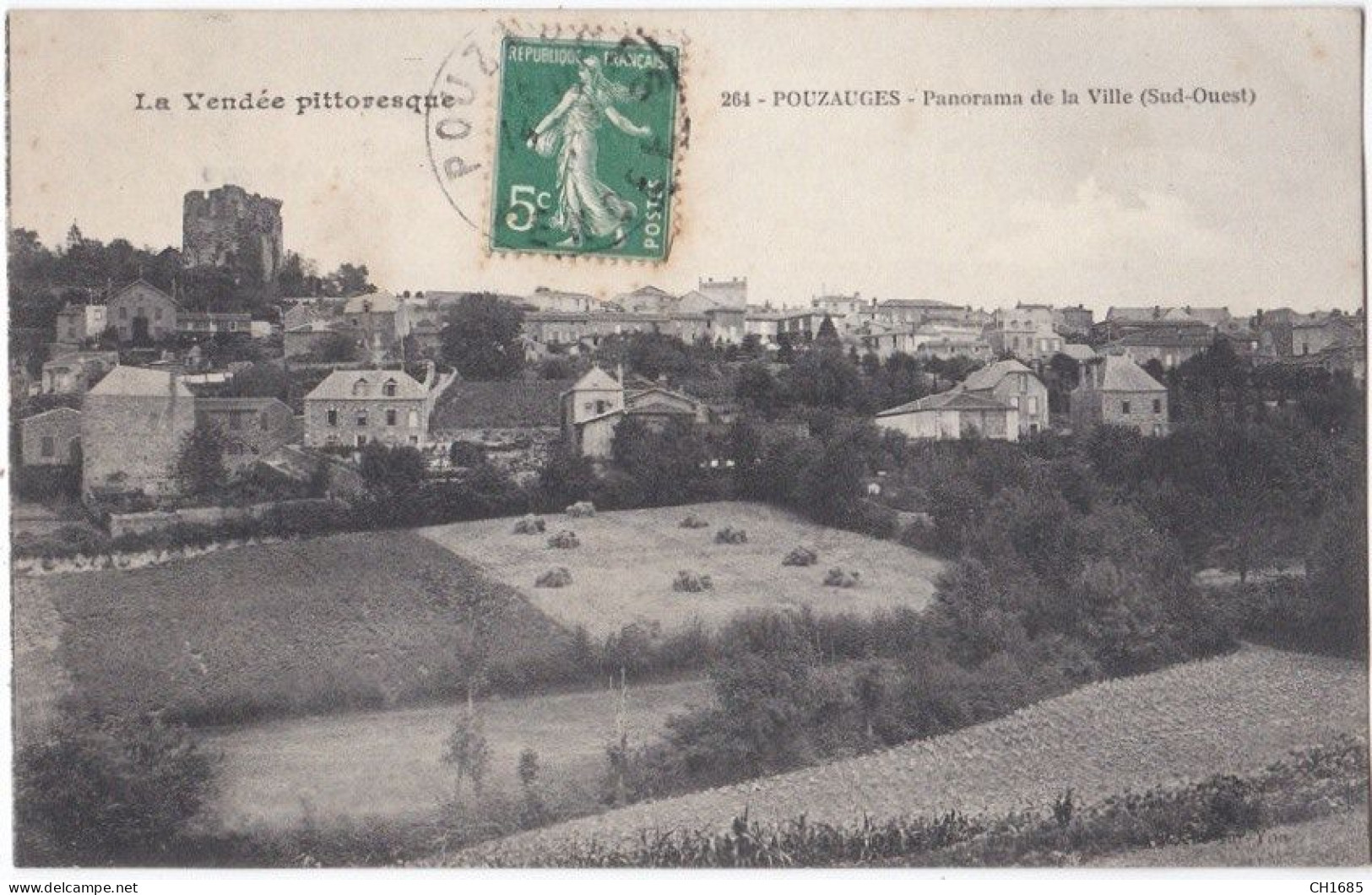 POUZAUGES  (85)  Vue Sur Les Champs Et Le Village - Pouzauges