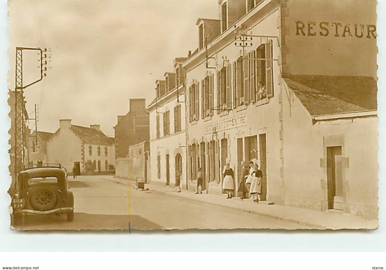 GUILVINEC - Rue De Penmarch Et Le Restaurant Du Centre - Guilvinec