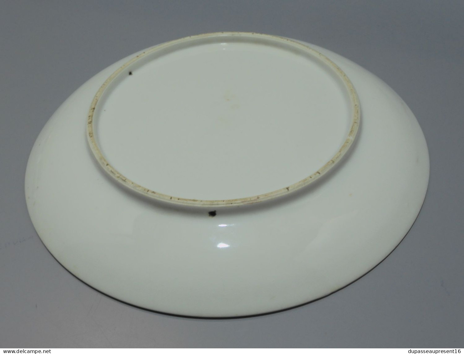 -BELLE ASSIETTE DECORATIVE PORCELAINE décor de MARQUIS & MARQUISE sans marque   E