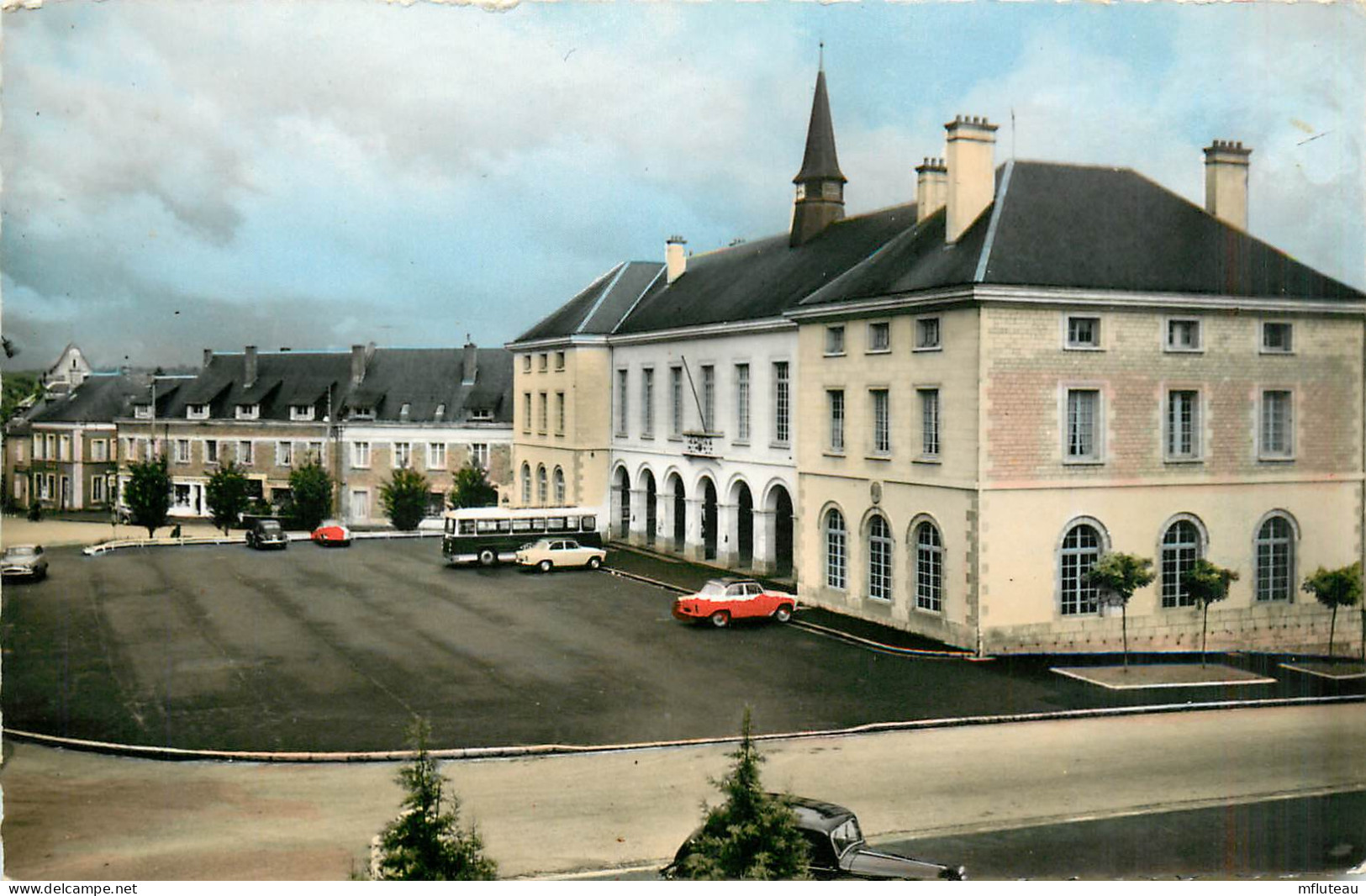 61* LE MERLERAULT  Place De L Hotel De Ville (CPSM 9x14cm)         RL35.0199 - Le Merlerault