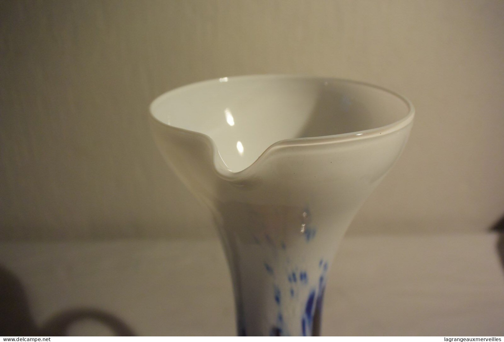 C54 Magnifique Vase En Opaline De Florence Italie - Vazen