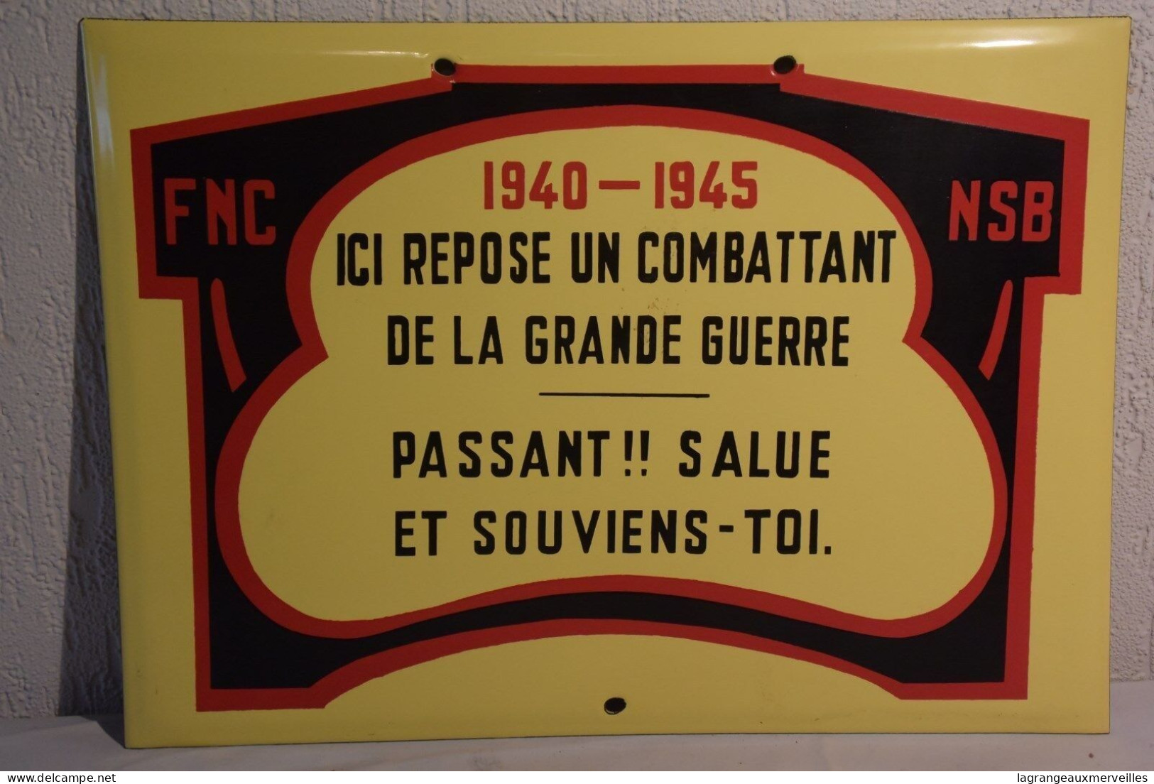 C55 Magnifique Plaque émaillée "ICI REPOSE UN COMBATTANT DE LA GUERRE" - Militaria And Patriotic