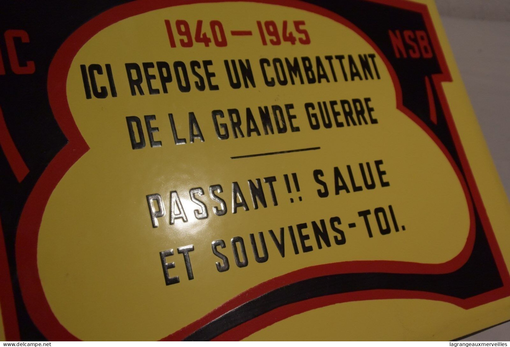 C55 Magnifique Plaque émaillée "ICI REPOSE UN COMBATTANT DE LA GUERRE" - Militaria And Patriotic