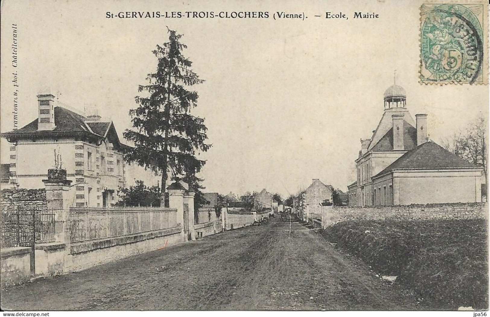 86 SAINT-GERVAIS LES TROIS CLOCHERS - Cpa - Ecole Mairie - Saint Gervais Les Trois Clochers