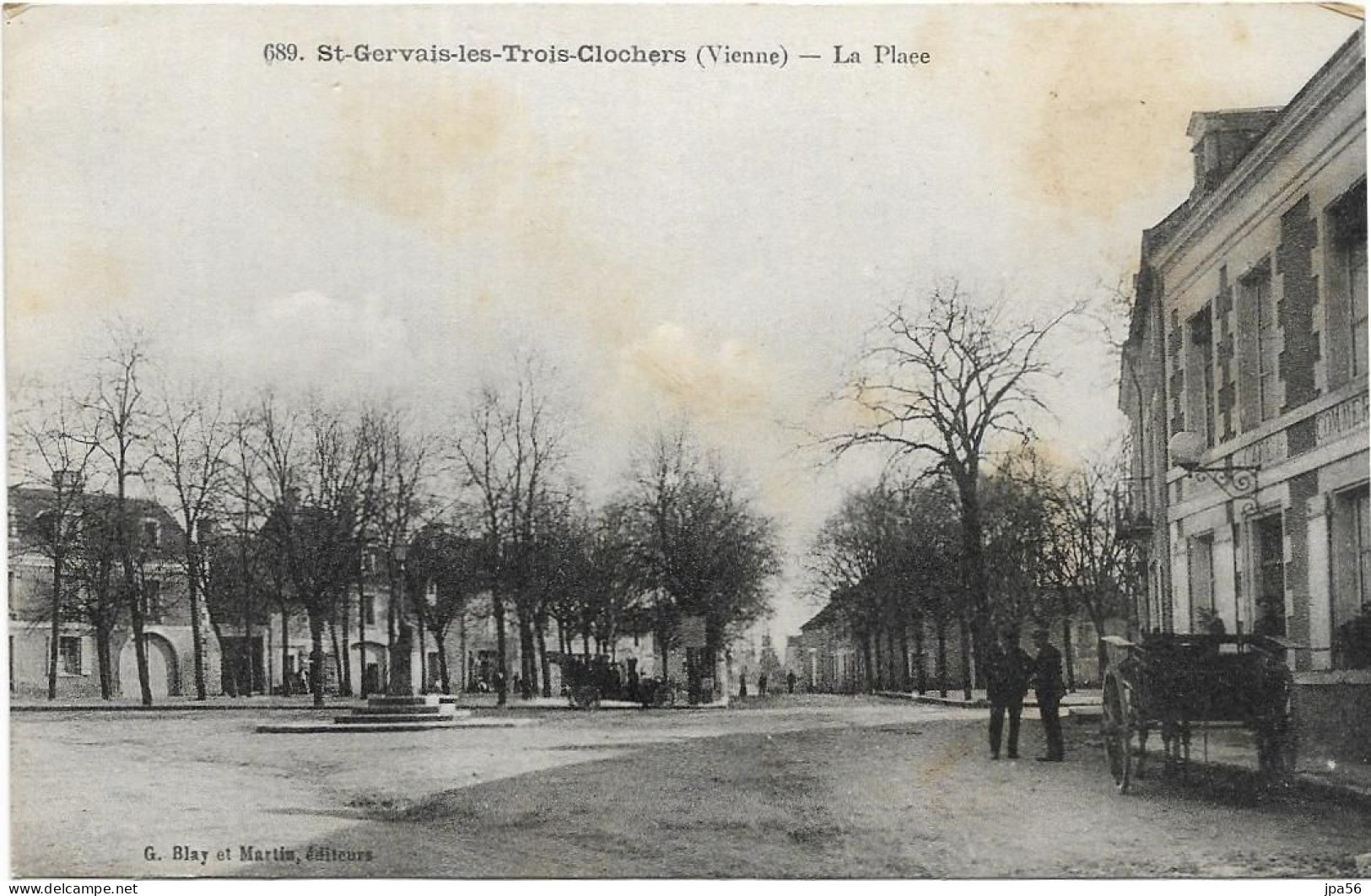 86 SAINT-GERVAIS LES TROIS CLOCHERS - Cpa - La Place - Saint Gervais Les Trois Clochers