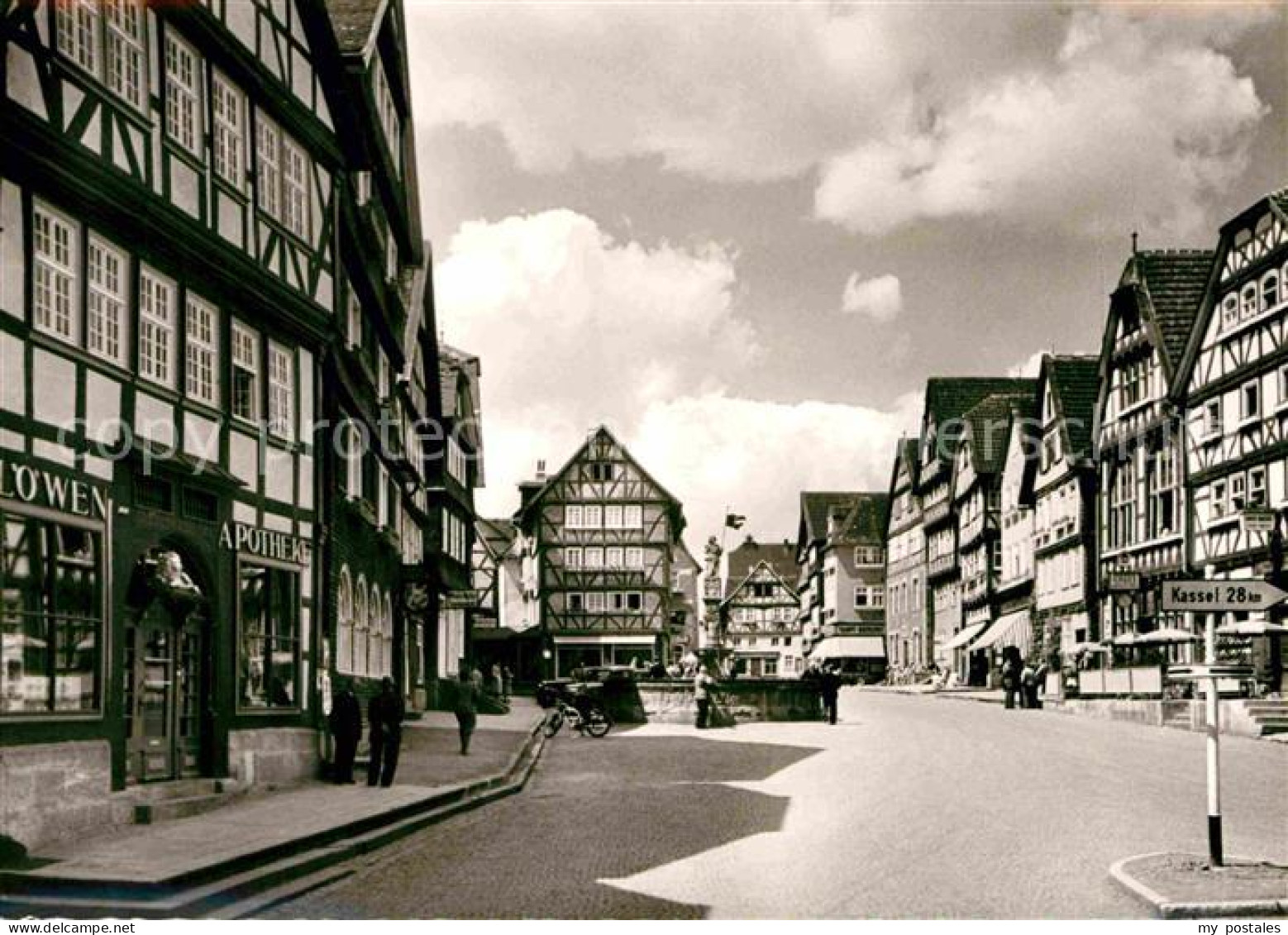 72748773 Fritzlar 1200jaehrige Stadt Mittelalterlicher Hauptplatz Fachwerkhaeuse - Fritzlar