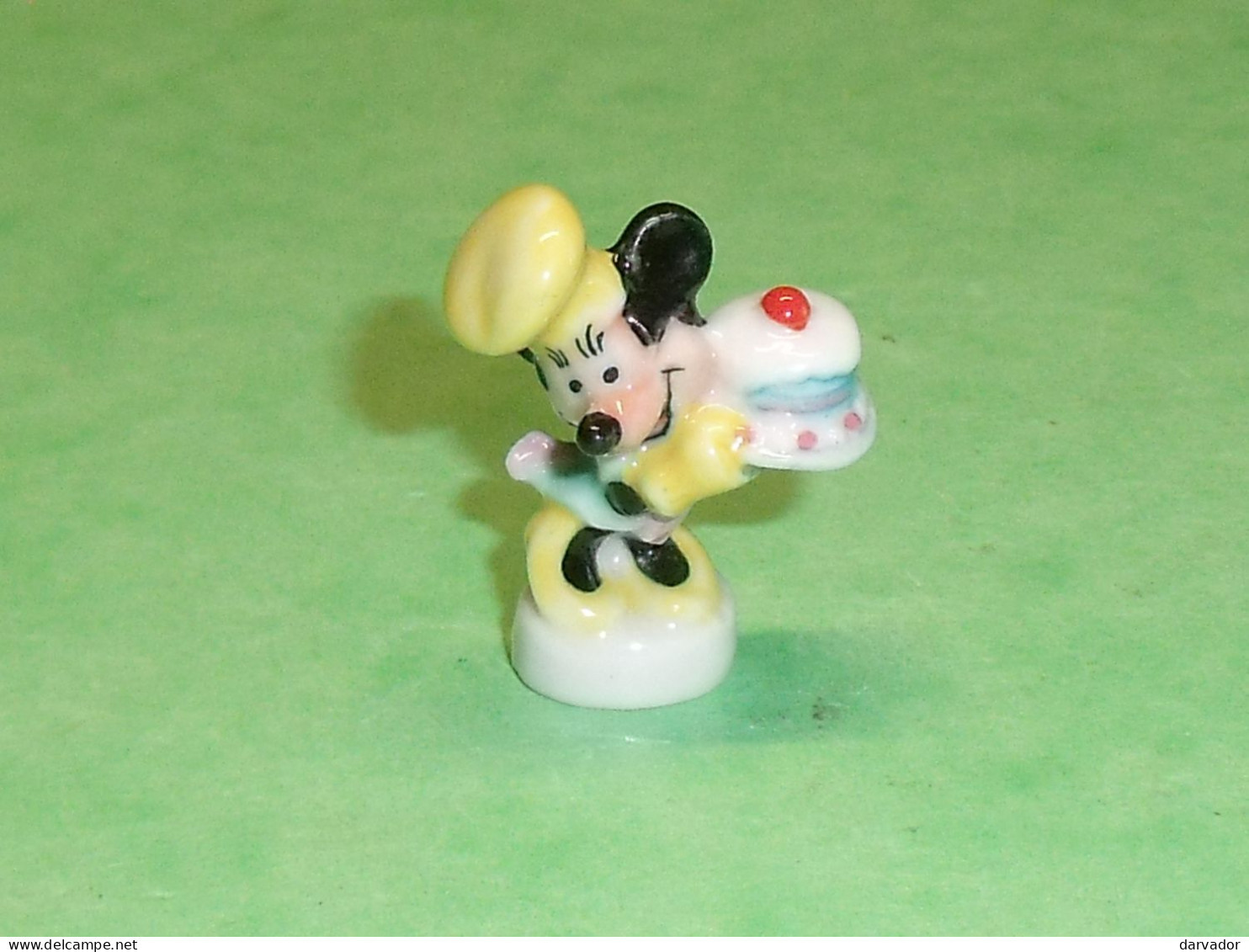 Fèves / Fève / Disney : Mickey , Minnie , Gateau      T126 - Disney