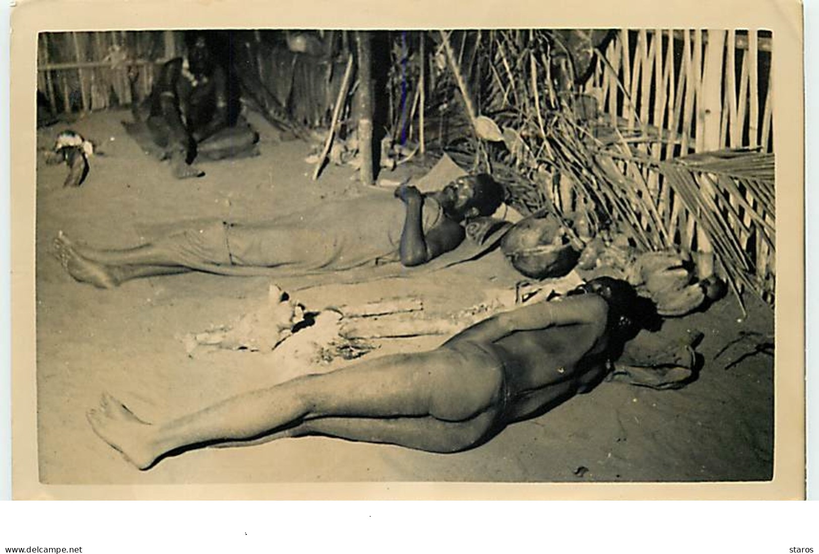 PAPOUASIE - Hommes Dormant Dans Une Case - Copyright Jaap Zindler - Papua Nueva Guinea