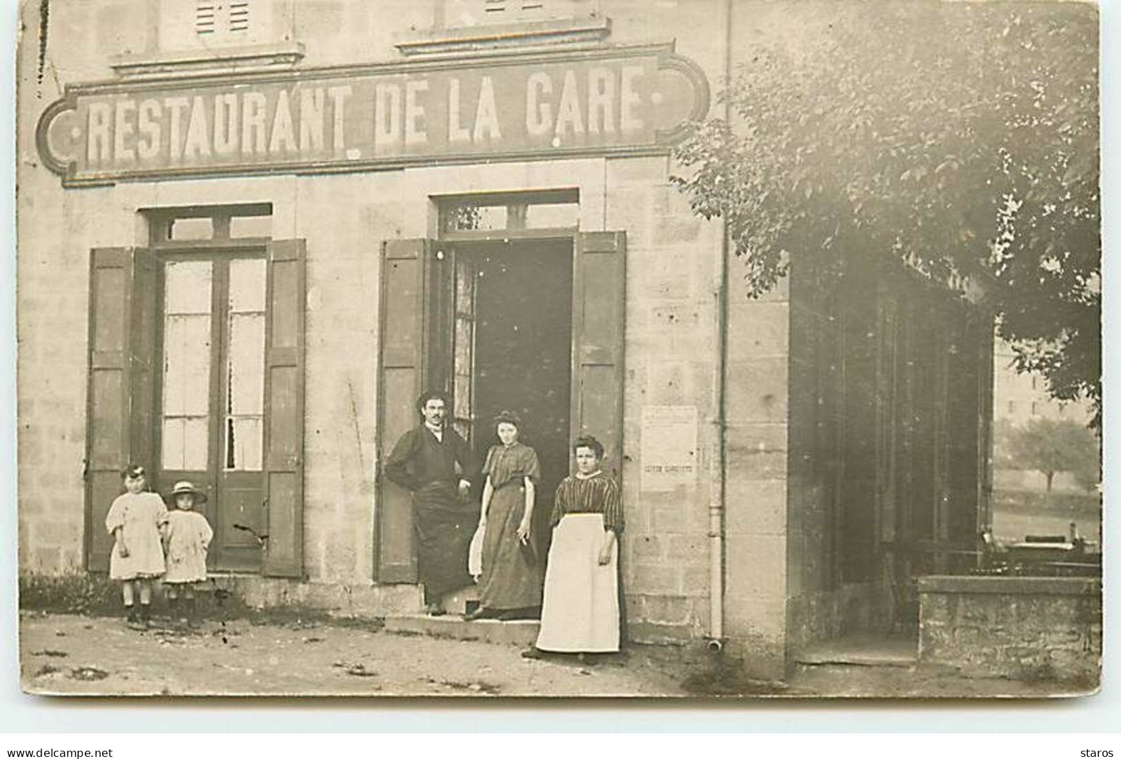 Carte Photo - Fillettes, Un Homme Et Des Femmes Au Pas De Porte Du Restaurant De La Gare - Restaurantes