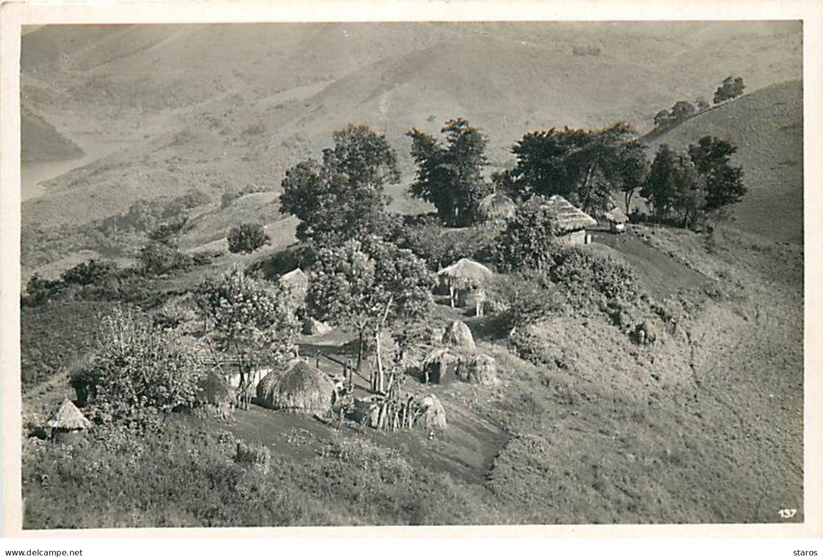 Ouganda - Un Village - L'Afrique Qui Disparait - Photographe C. Zagourski N°137 - Uganda