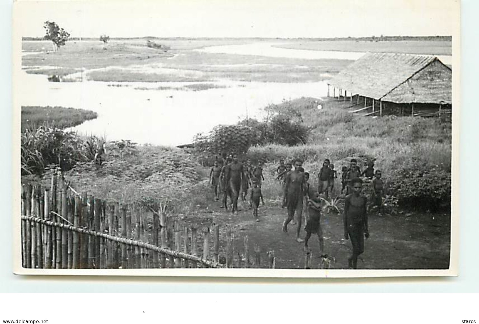 PAPOUASIE - Biak - Hommes, Femmes Et Enfants Remontant De La Plage - Copyright Jaap Zindler - Papoea-Nieuw-Guinea