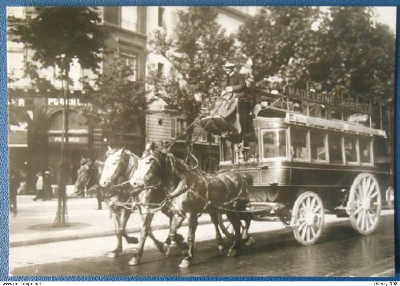 E102 Carte Postale Moderne Paris 1900 La Madeleine Bastille à Son Départ Voiture Cheval Chevaux Transport - Taxi & Carrozzelle