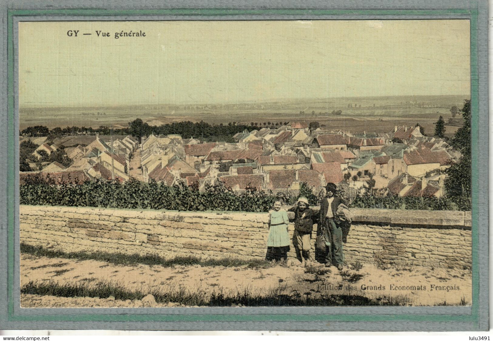 CPA - GY (70) - Vue Du Bourg Au Début Du Siècle - Carte Colorisée D'aspect Toilé - Gy