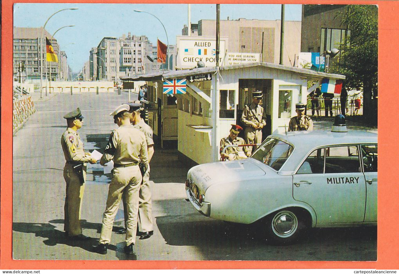 01754 / Lisez ! Mur BERLIN Friedrichstrasse Allied Check-Point Checkpoint CHARLIE Automobile Police Ford Taunus 1975s  - Mur De Berlin