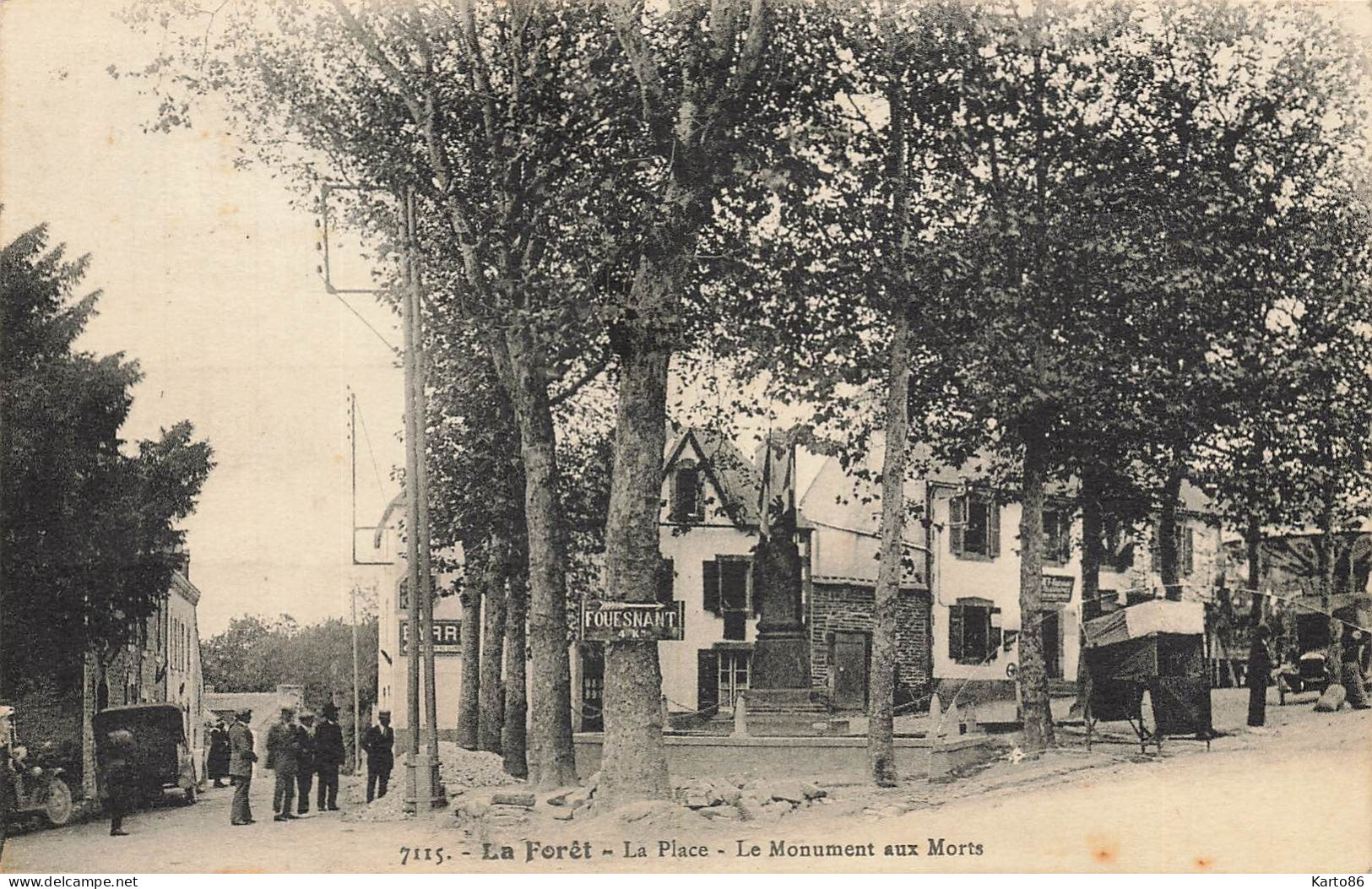 La Forêt Fouesnant  * La Place Du Village Et Le Monument Aux Morts * Villageois - La Forêt-Fouesnant