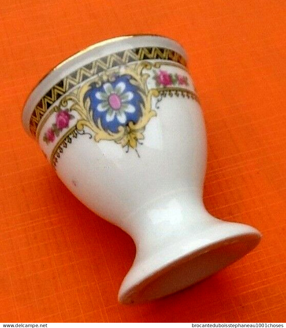 Années 1930 Coquetier Sur Piédouche En Porcelaine - Egg Cups