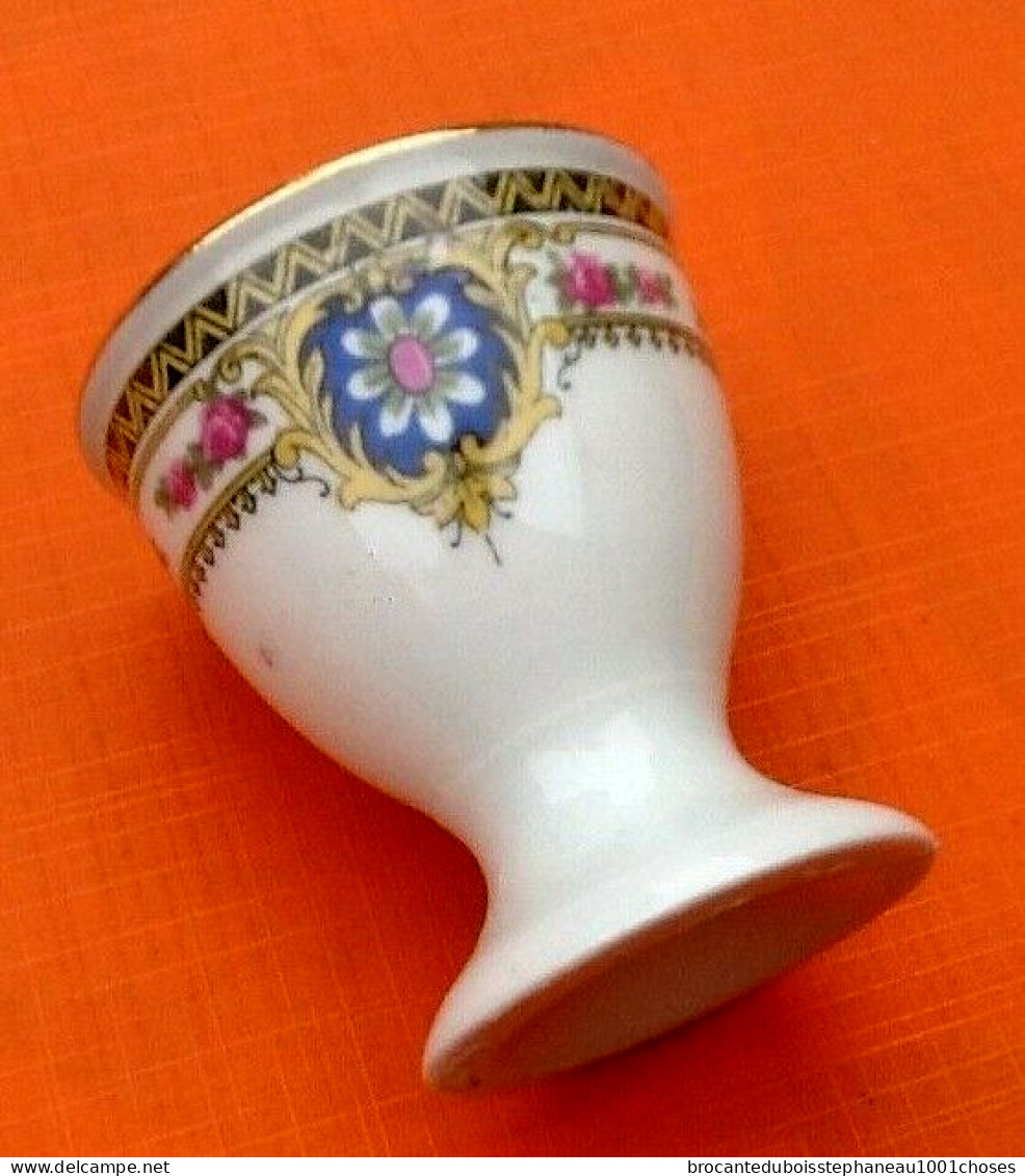 Années 1930 Coquetier Sur Piédouche En Porcelaine - Coquetiers