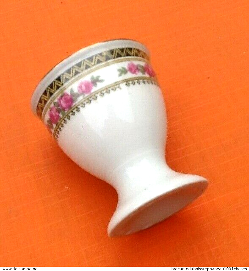 Années 1930 Coquetier Sur Piédouche En Porcelaine - Egg Cups