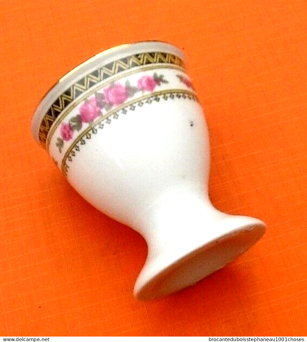 Années 1930 Coquetier Sur Piédouche En Porcelaine - Egg Cups