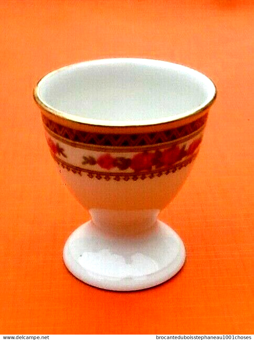 Années 1930 Coquetier Sur Piédouche En Porcelaine - Egg Cups