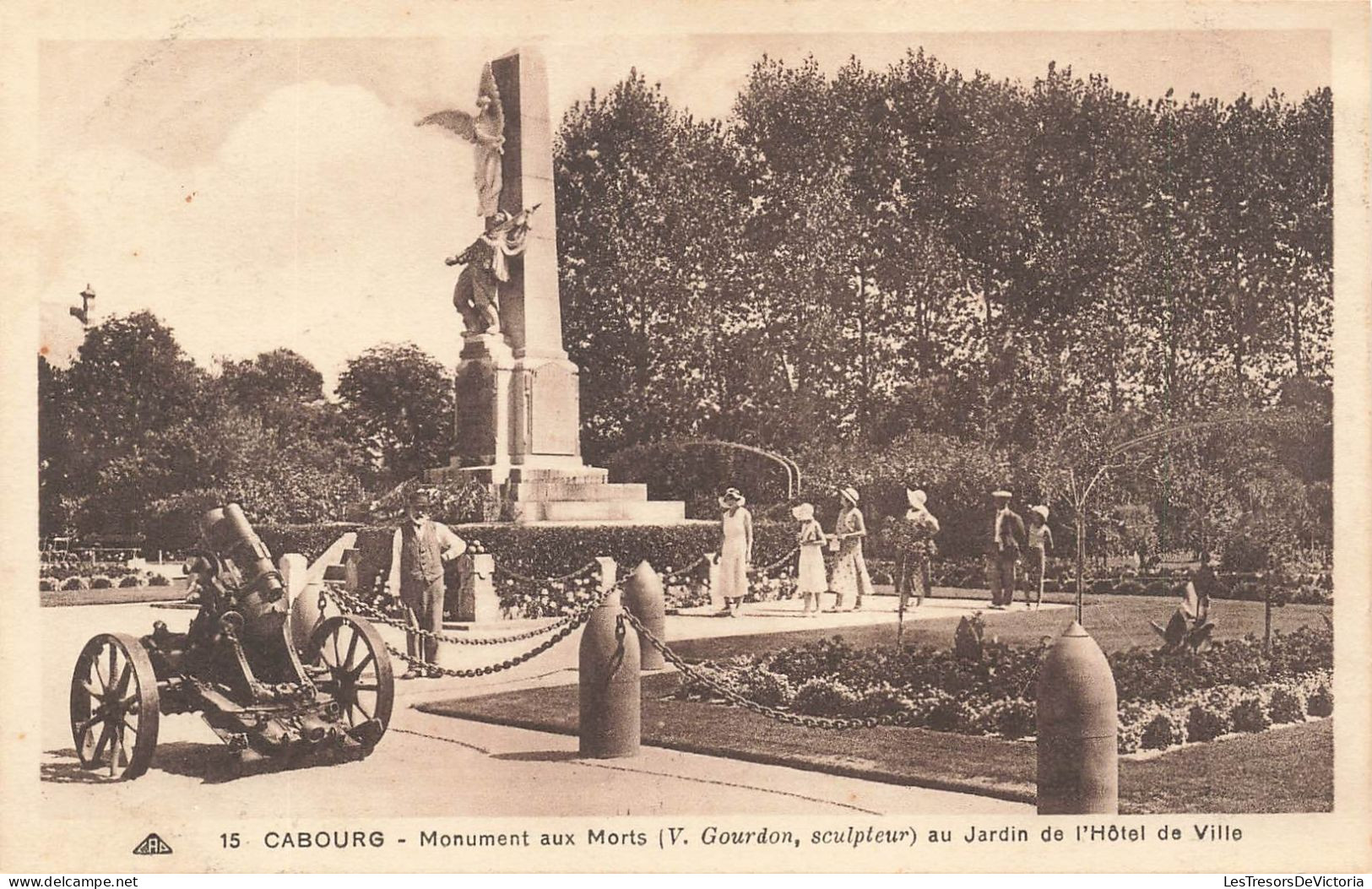 FRANCE - Cabourg - Monument Aux Morts (V Gourdon, Sculpteur) Au Jardin De L'Hôtel - Carte Postale Ancienne - Cabourg