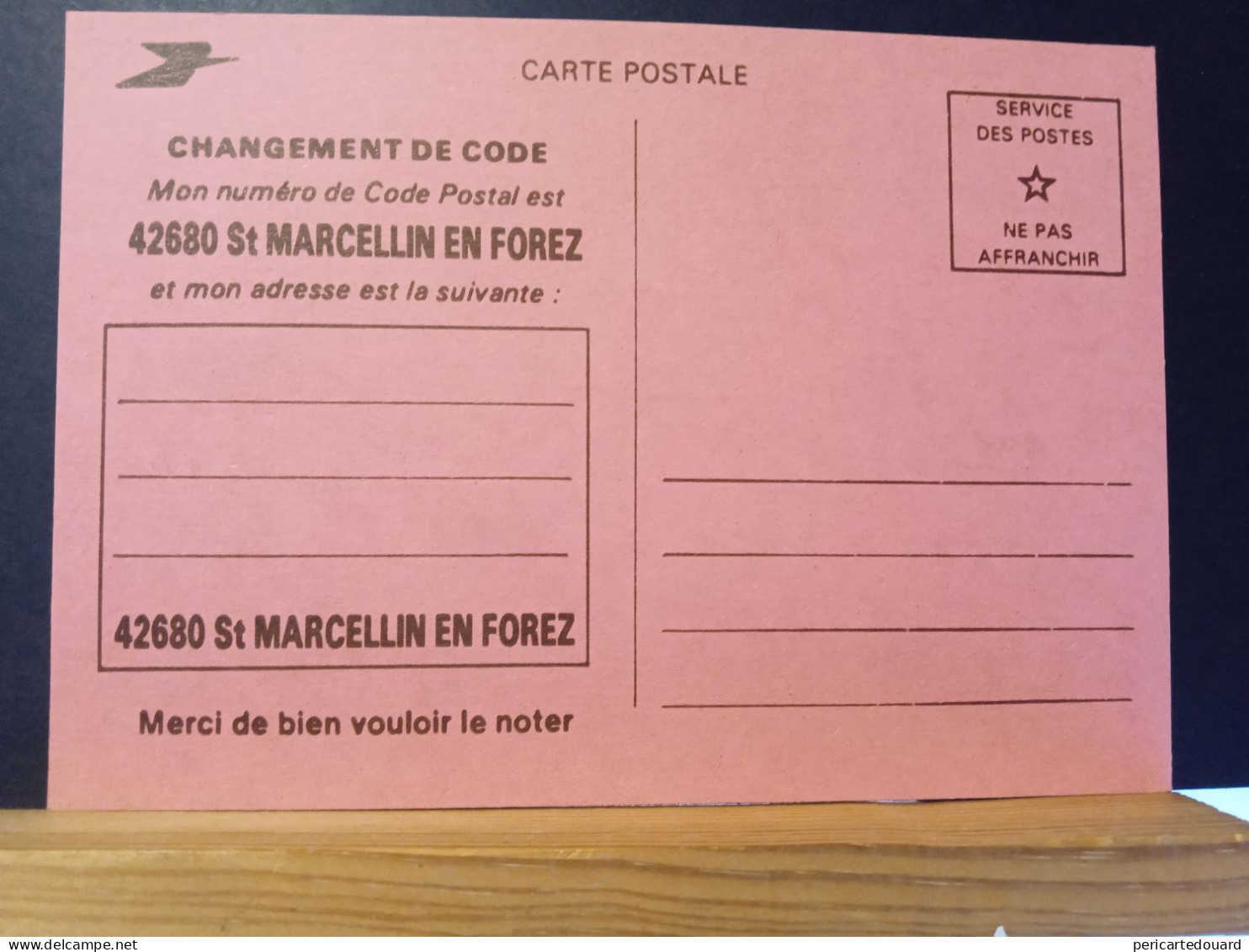 Code Postal. Carte Postale Rose, En Franchise Pour Le  42680 St MARCELLIN EN FOREZ. Neuve - Brieven En Documenten