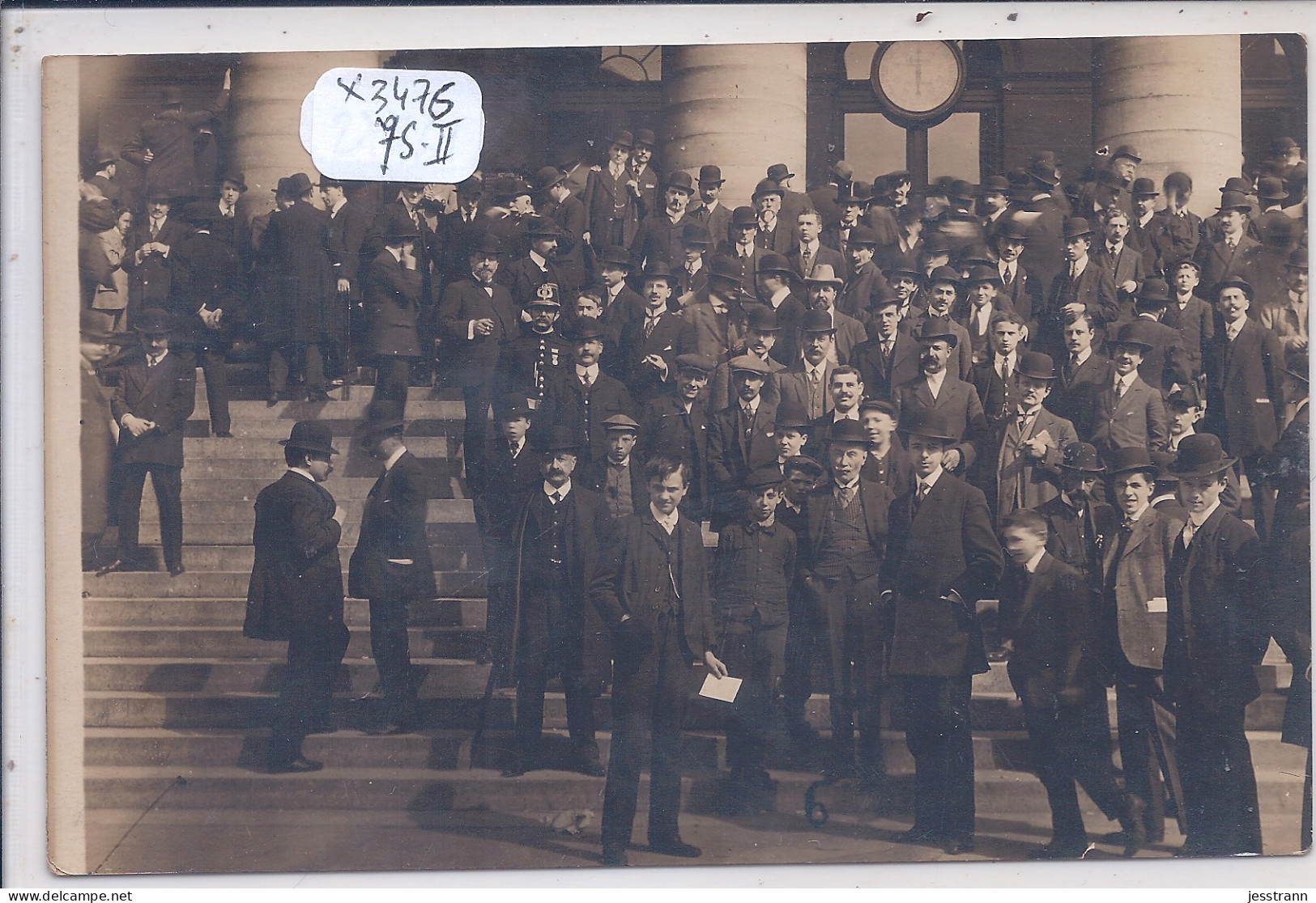 PARIS II EME- CARTE-PHOTO- LA BOURSE- LA FOULE SUR LES MARCHES - Arrondissement: 02