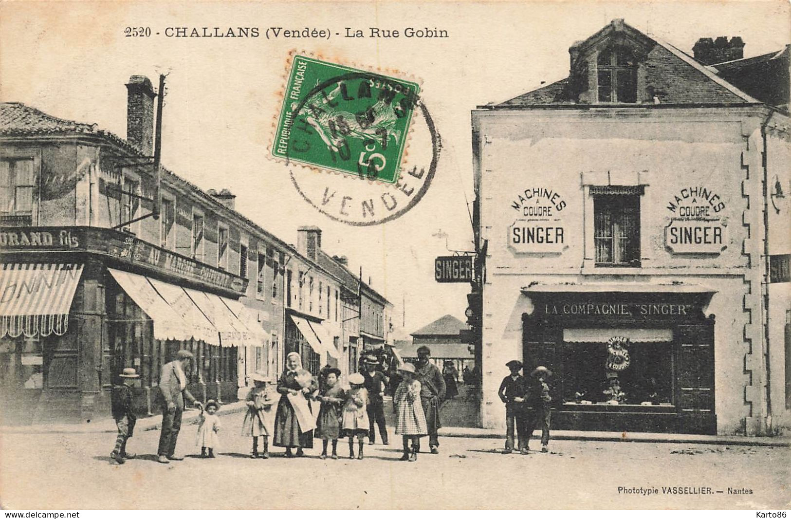 Challans * La Rue Gobin * Magasin Cie SINGER Machines à Coudre * Commerce Au Marché Couvert * Villageois - Challans