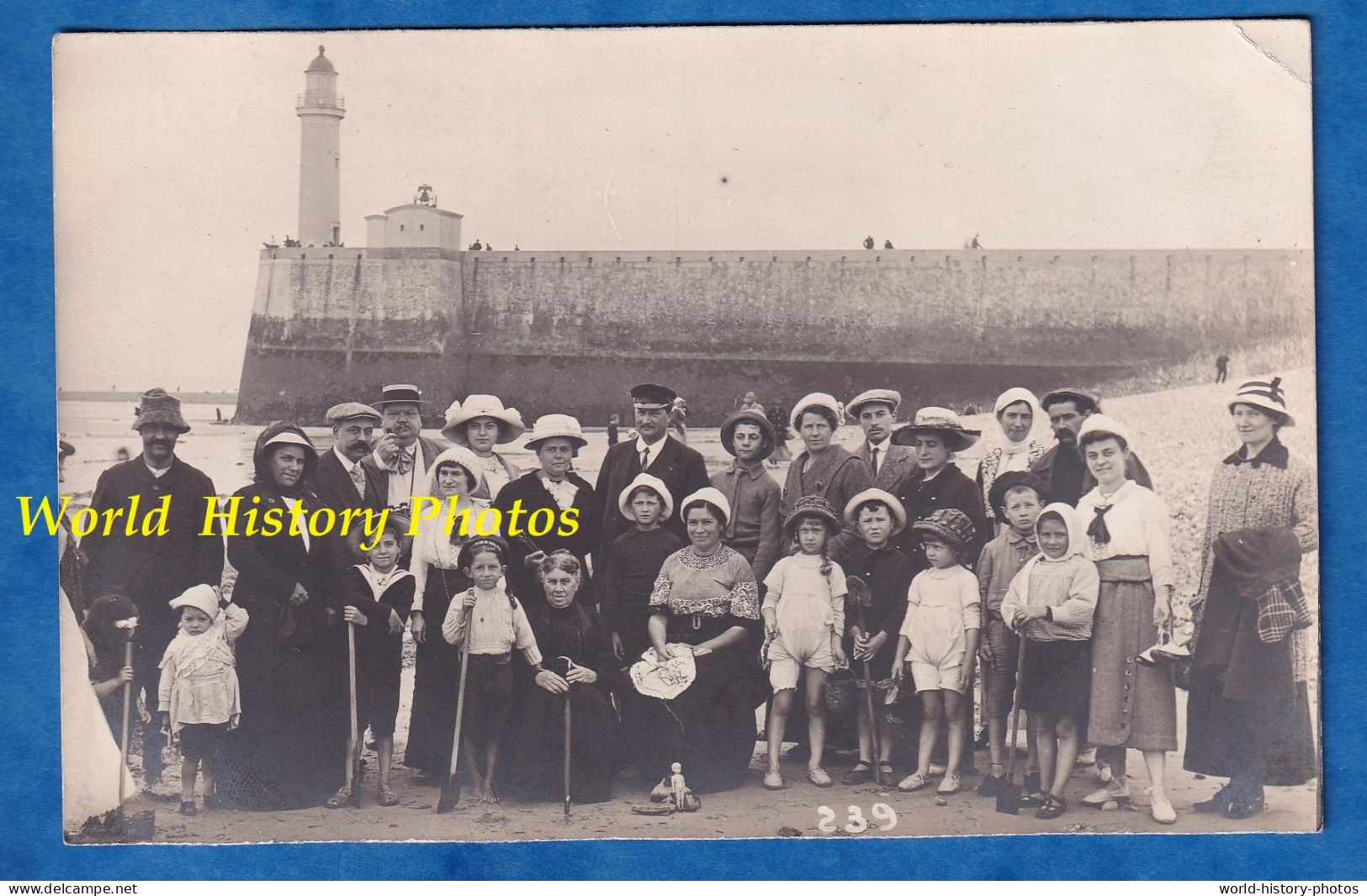 CPA Photo - LE TREPORT - Beau Portrait De Touristes Devant Le Phare à Marée Basse - Vers 1910 - Femme Chapeau Mode Mers - Mode