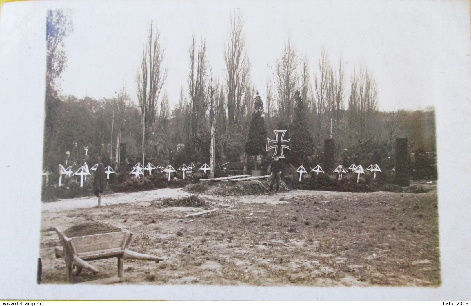 Carte Photo TRAVAUX Construction CIMETIERE Militaire ALLEMAND  Avec Grande CROIX DE FER - Guerre 14/18 - War Cemeteries