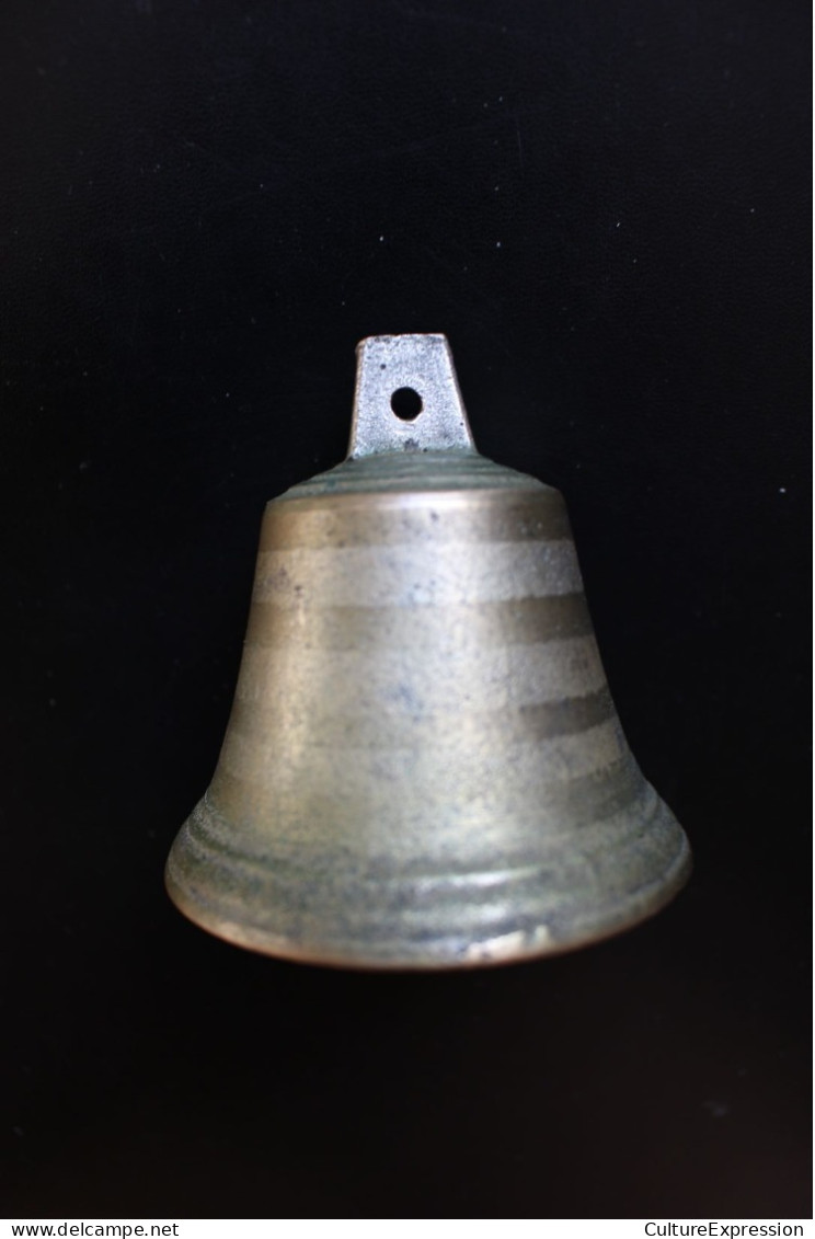 Petite Cloche Ancienne En Bronze - Campanas