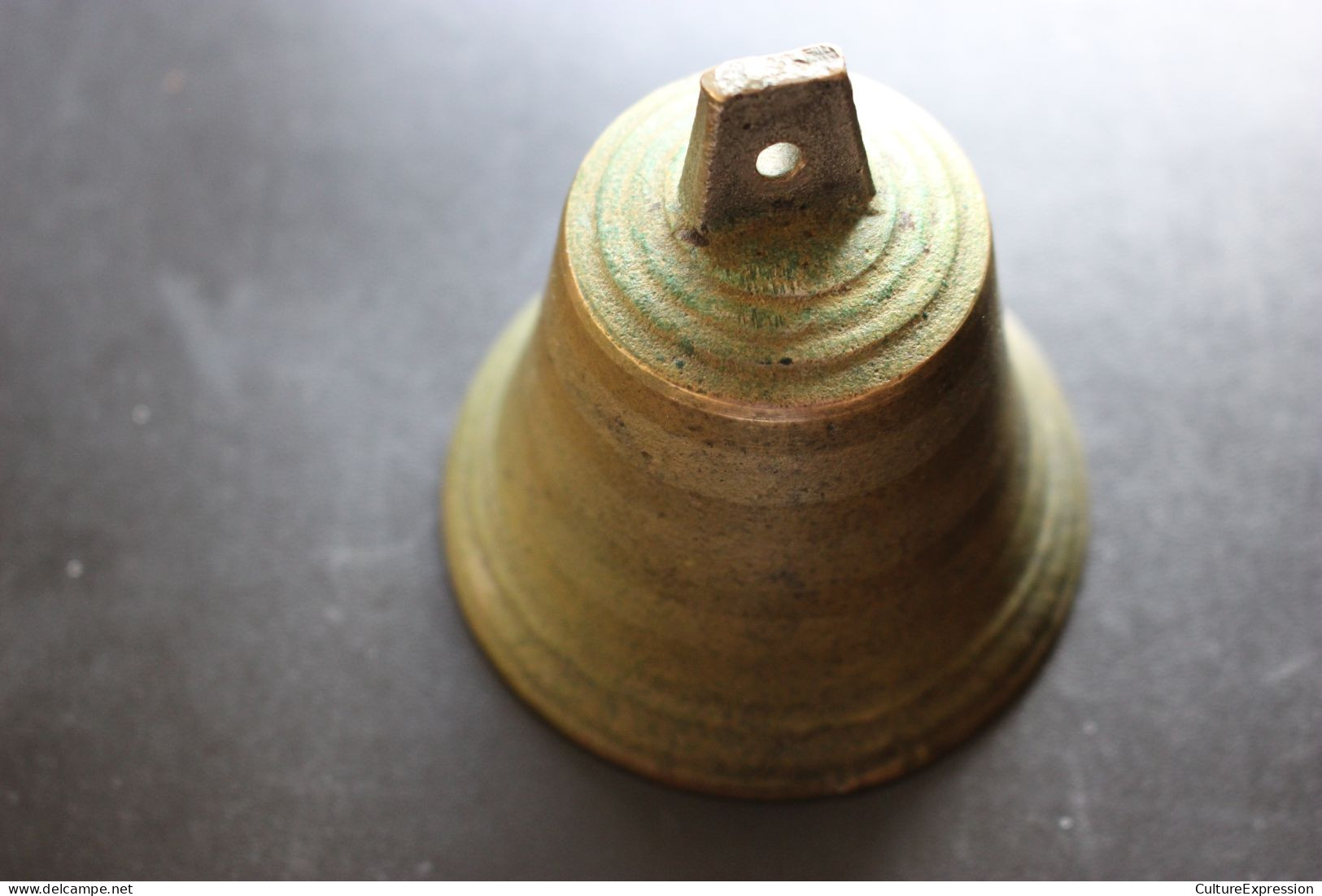 Petite Cloche Ancienne En Bronze - Glocken