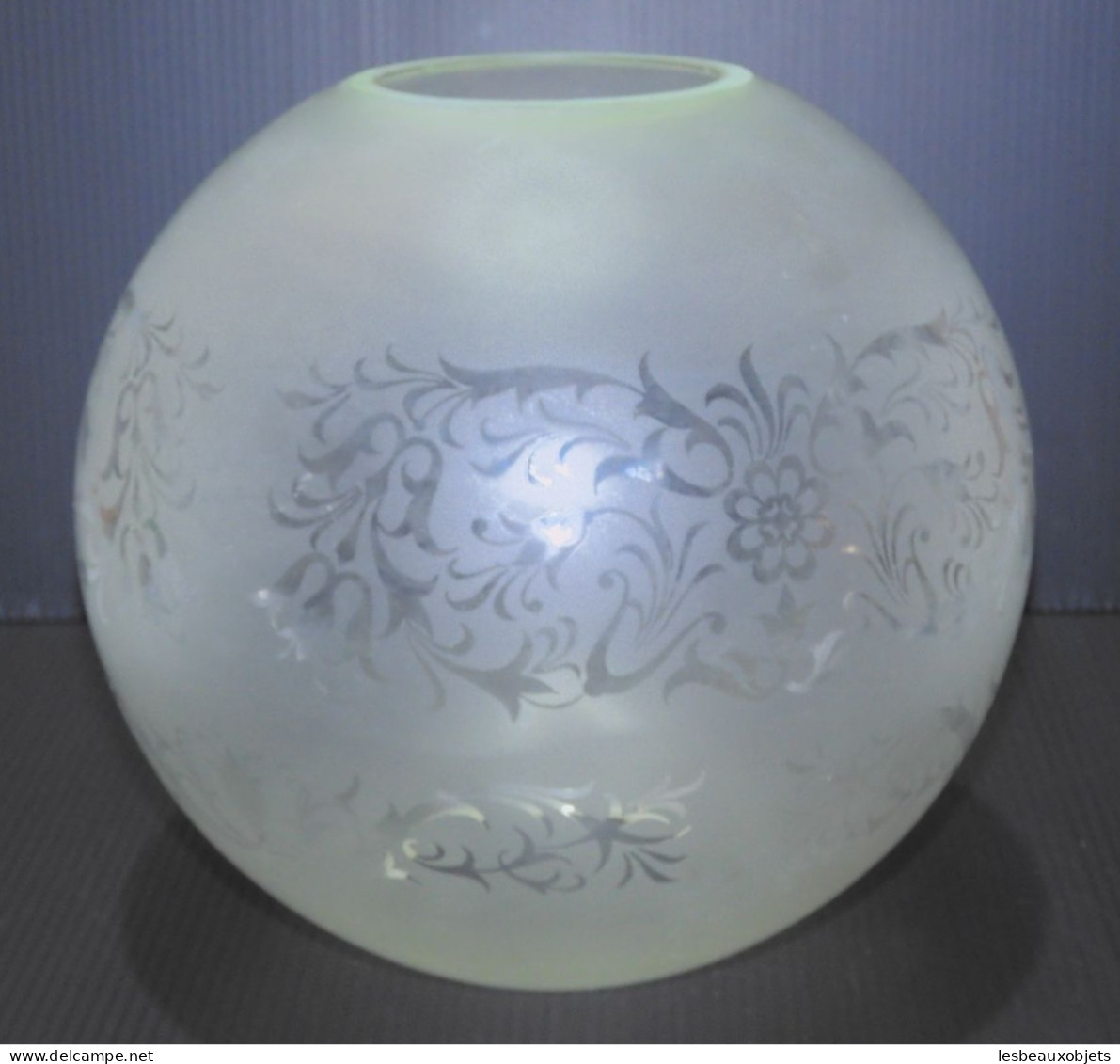 -GLOBE BOULE DE LAMPE A PETROLE VERRE OPAQUE FRISES FLEURS VOLUTE VERRE DEPOLI       E - Lantaarns & Kroonluchters