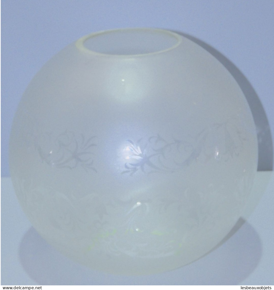 -GLOBE BOULE DE LAMPE A PETROLE VERRE OPAQUE FRISES FLEURS VOLUTE VERRE DEPOLI       E