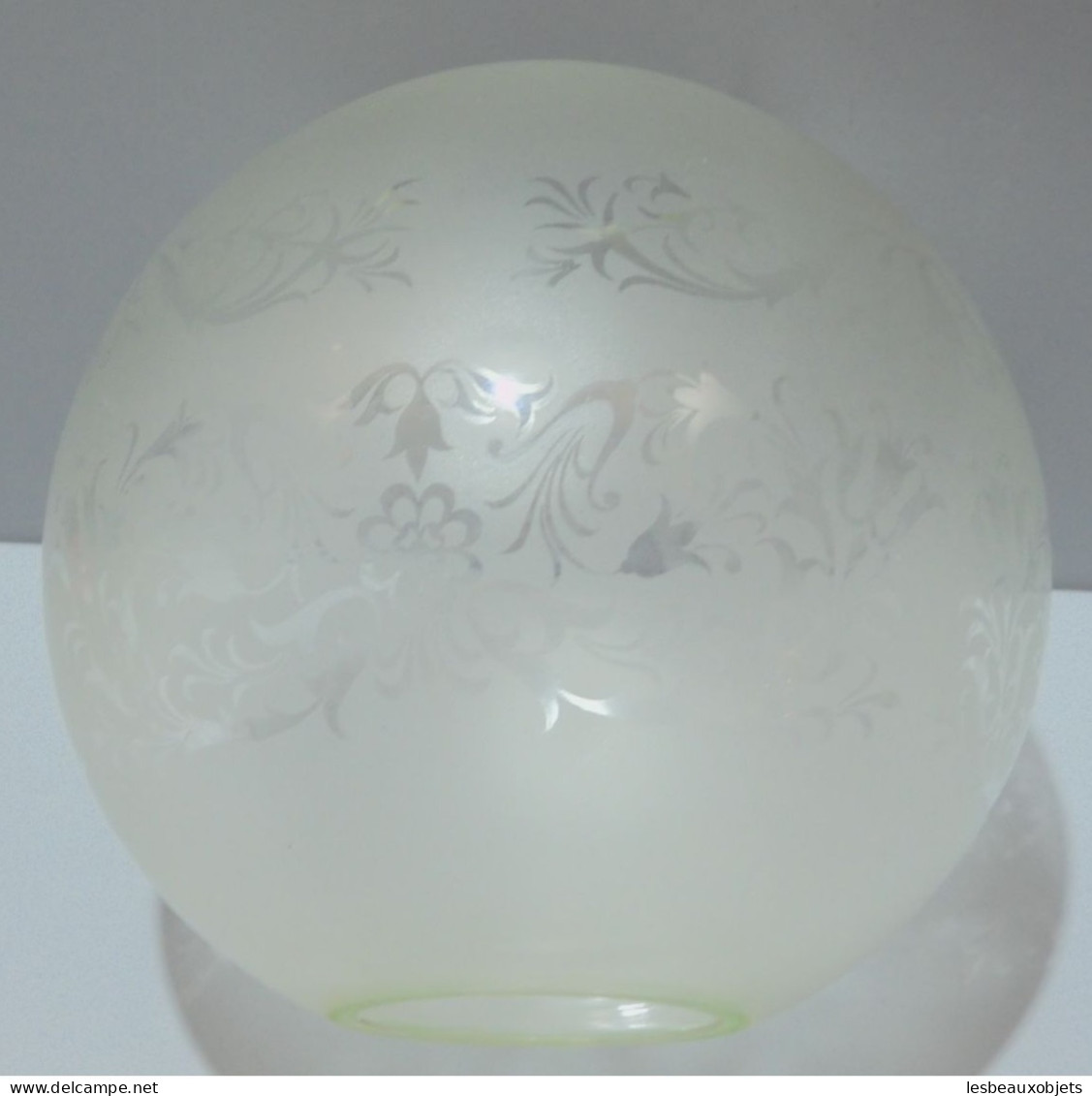 -GLOBE BOULE DE LAMPE A PETROLE VERRE OPAQUE FRISES FLEURS VOLUTE VERRE DEPOLI       E