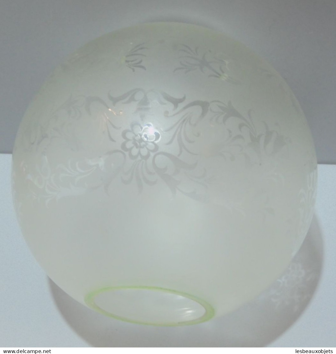 -GLOBE BOULE DE LAMPE A PETROLE VERRE OPAQUE FRISES FLEURS VOLUTE VERRE DEPOLI       E