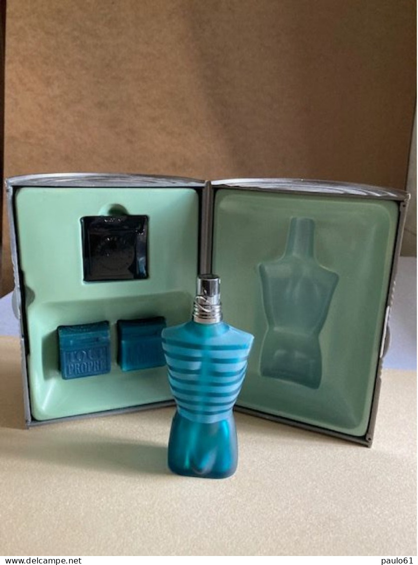 Coffret Rond Jean Paul GAULTIER" LE MALE" Contient 1 Vaporisateur Vide + 2 Savons  +hydratant Neuf - Autres & Non Classés