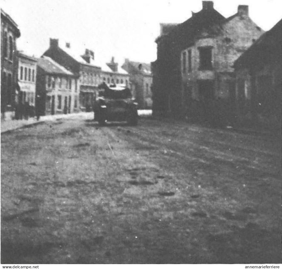 Tanks Américains Dans La Rue F.Dorzée à Boussu ( Mauvais Scan Manque Le Dessus ) - Boussu