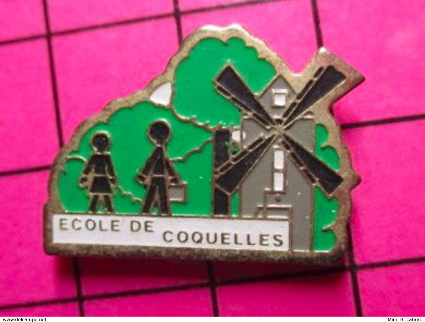 713L  Pin's Pins / Beau Et Rare / THEME : ADMINISTRATIONS / ECOLE DE COQUELLES MOULIN A VENT - Administrations