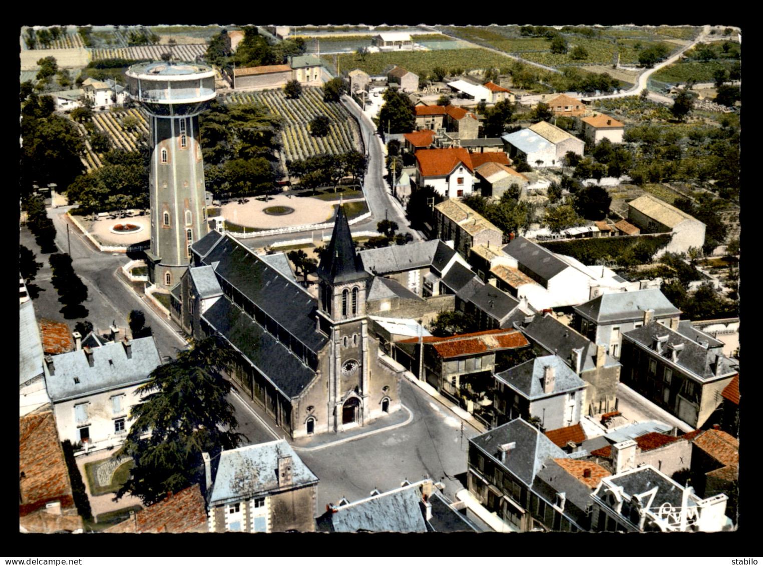 86 - NEUVILLE-DU-POITOU - L'EGLISE, LE SQUARE ET LE CHATEAU D'EAU - Neuville En Poitou