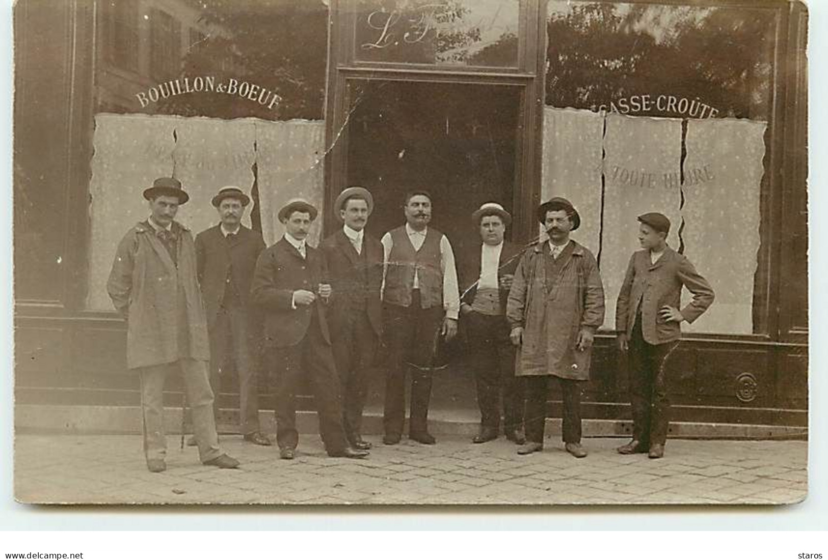 Carte Photo - Café Restaurant L. Fesset - Hommes Devant La Vitrine - Restaurantes