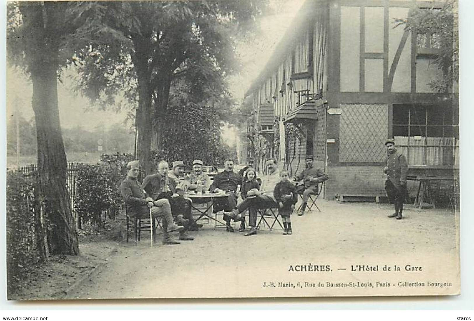 ACHERES - L'Hôtel De La Gare - Militaires Avec Des Enfants Buvant à La Terrasse - Acheres