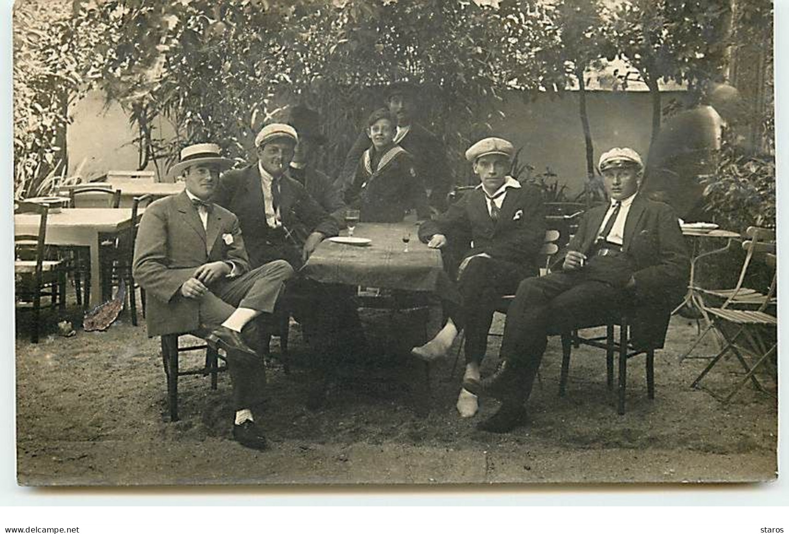 Carte Photo - Hommes Attablés à Une Terrasse De Café, Dans Un Jardin - Cafés