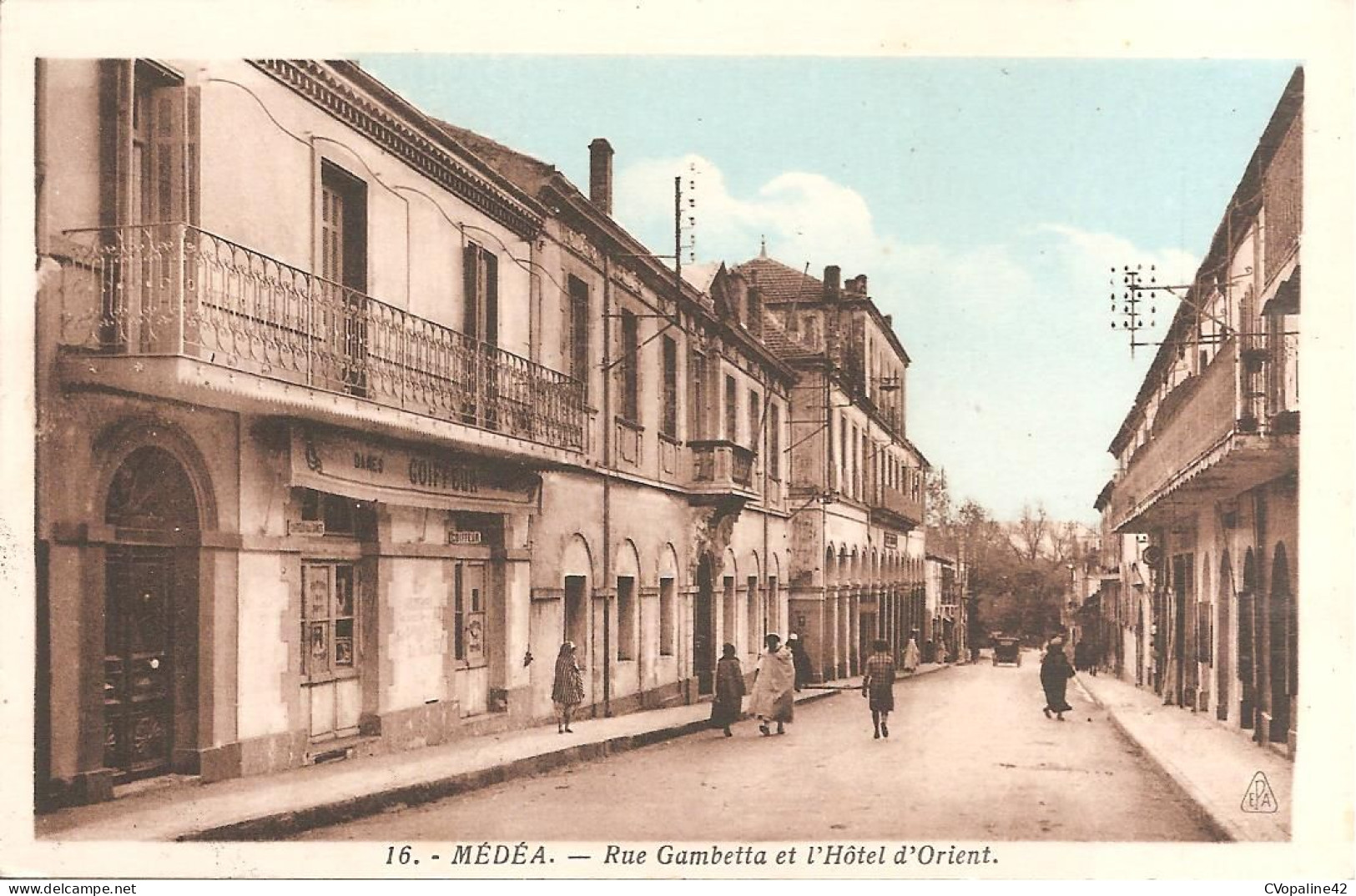 MEDEA (ALGERIE) Rue Gambetta Et L'Hôtel D'Orient - Medea