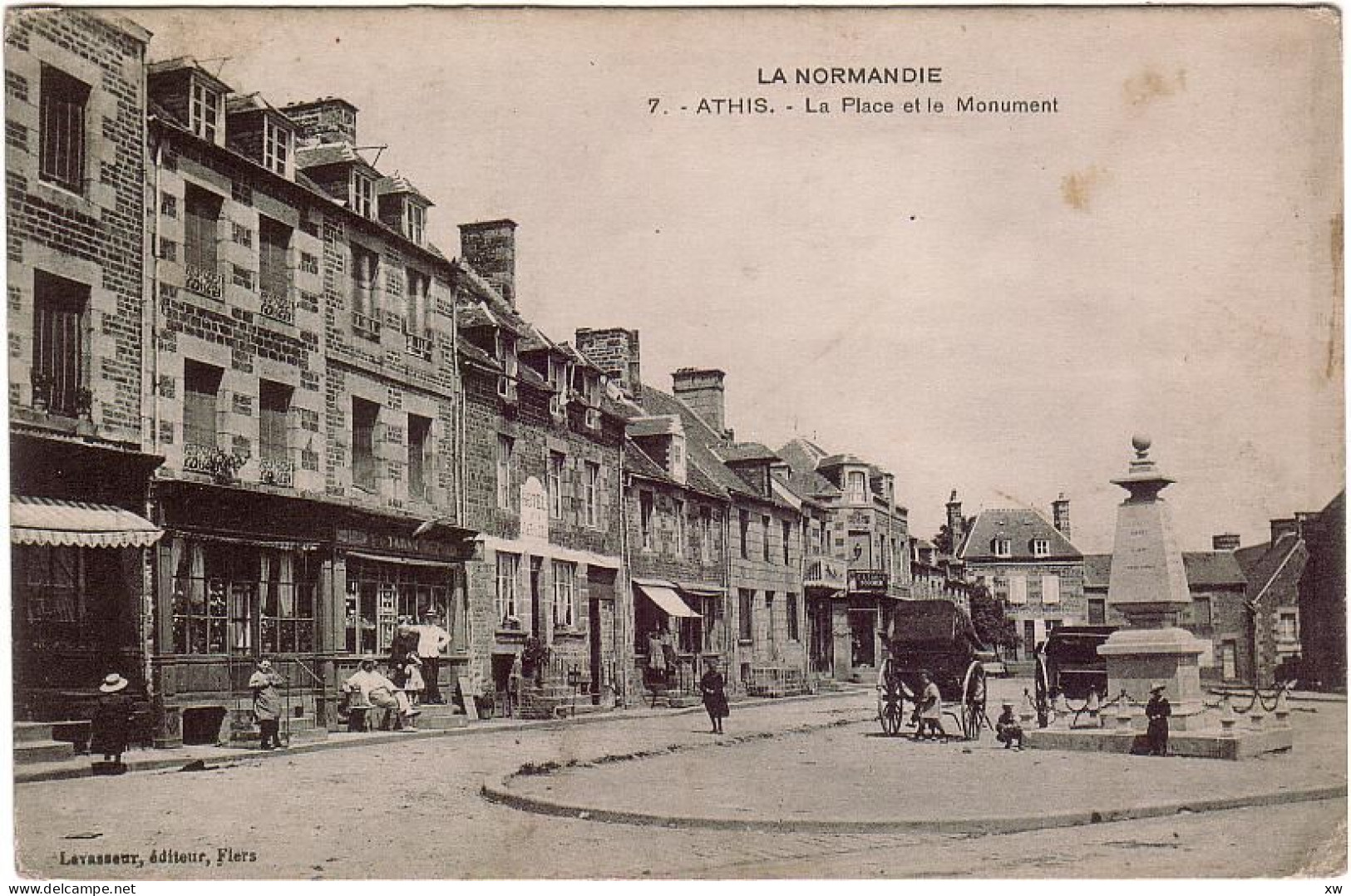 ATHIS De-l'ORNE -61- La Place Et Le Monument - D 2637 - Athis De L'Orne